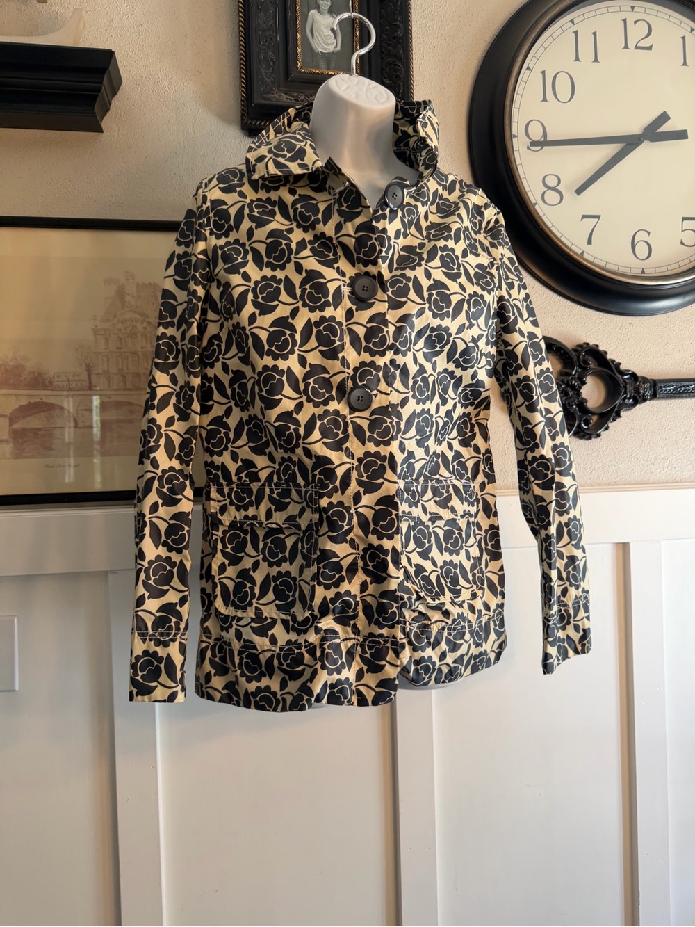 Old Navy Lightweight Floral Print Rain  Jacket in Black & Cream k494